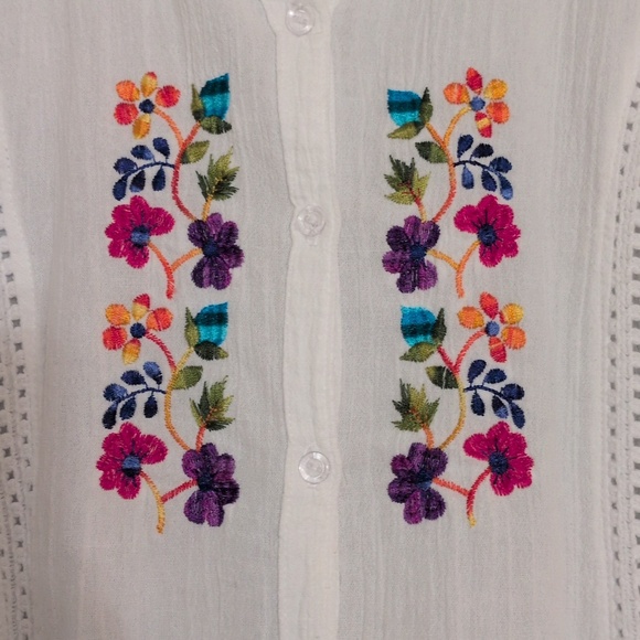 🎵 Embroidered Top 🎵 - Picture 3 of 5